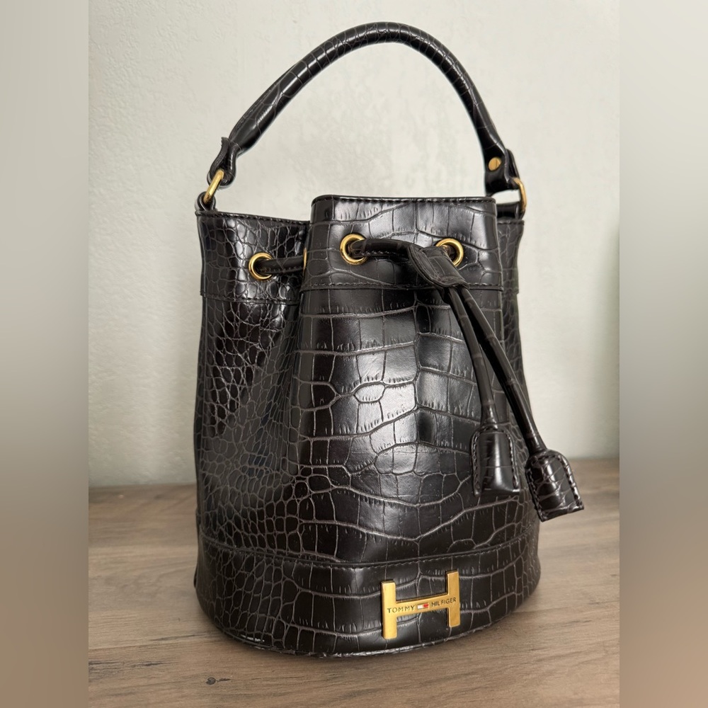 TOMMY HILFIGER BUCKET BAG